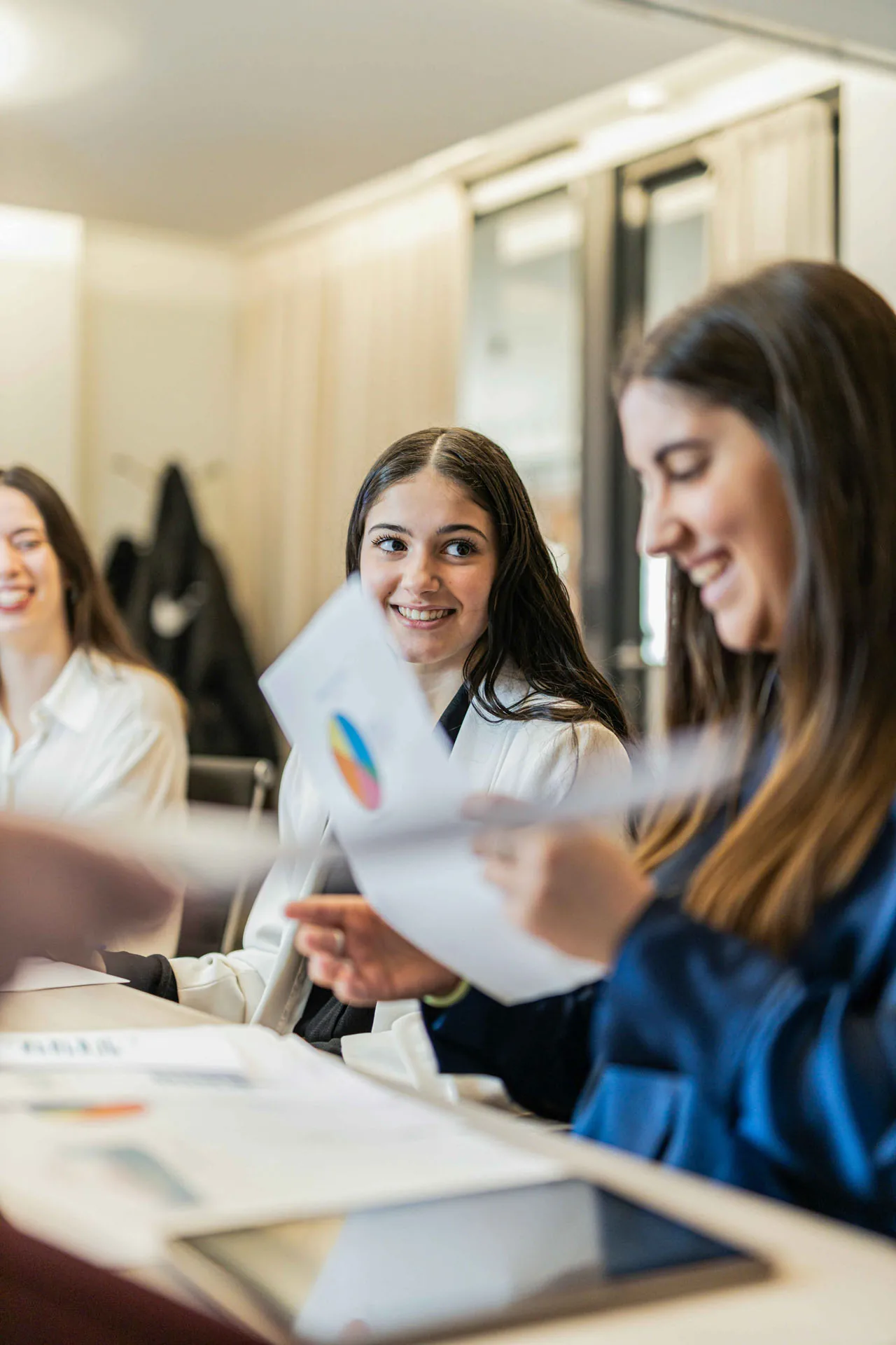 Drei Studierende loesen zusammen eine Aufgabe